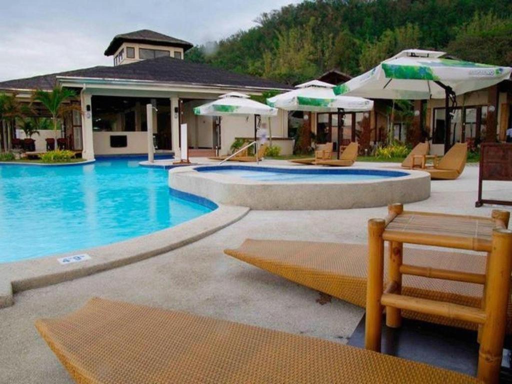 Bazén v ubytování Kahuna Beach Resort and Spa nebo v jeho okolí