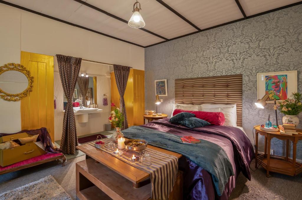 Giường trong phòng chung tại Selwood Cottage