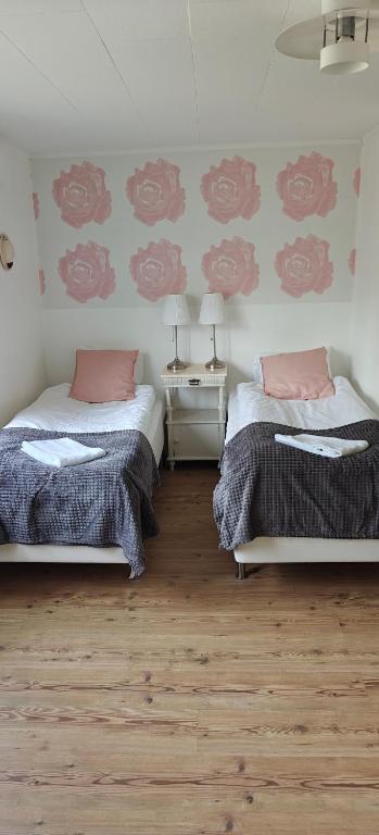 Postel nebo postele na pokoji v ubytování Nösundsgården Hotell & Vandrarhem