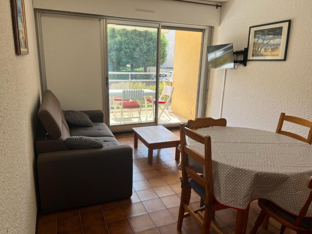 Χώρος καθιστικού στο appartement T2 proche centre et plage