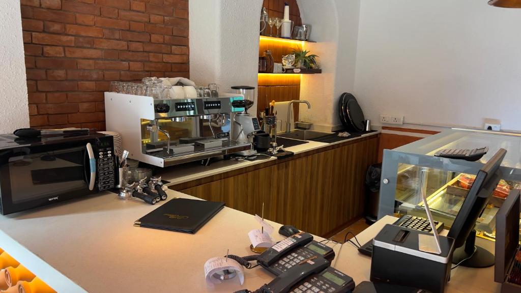 Set per la preparazione di tè e caffè presso Hotel Kailash Kutee