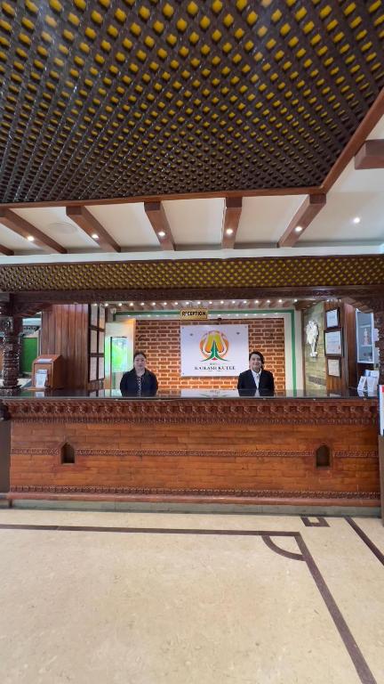 Due uomini seduti al bancone in un ristorante di Hotel Kailash Kutee a Kathmandu