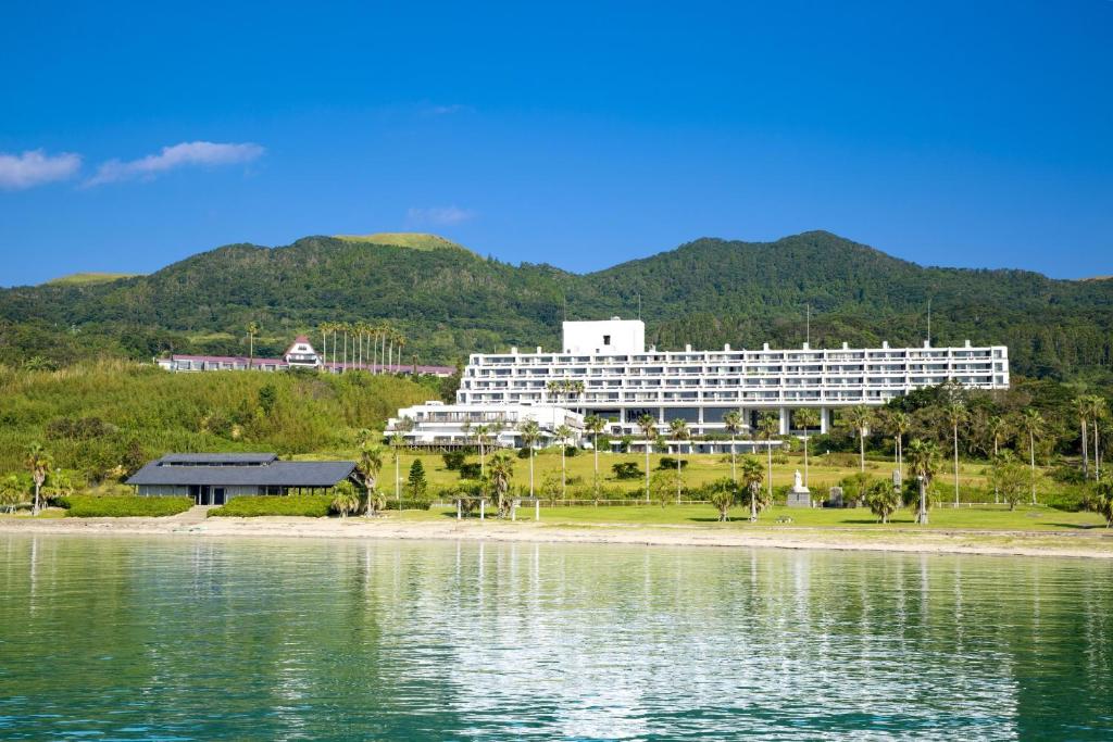a hotel on the shore of a body of water at Ooedo Onsen Monogatari Hotel Ranpu in Hirado