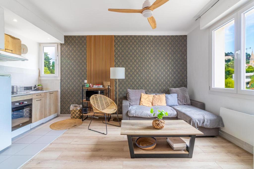 un salon avec un canapé et une table dans l'établissement Magnifique appartement Cannes Californie Parking, à Cannes
