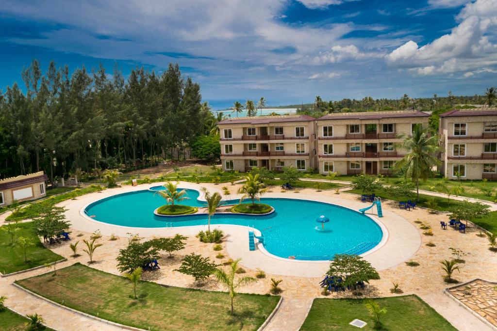 Piscina de la sau aproape de Sunrise Beach Resort