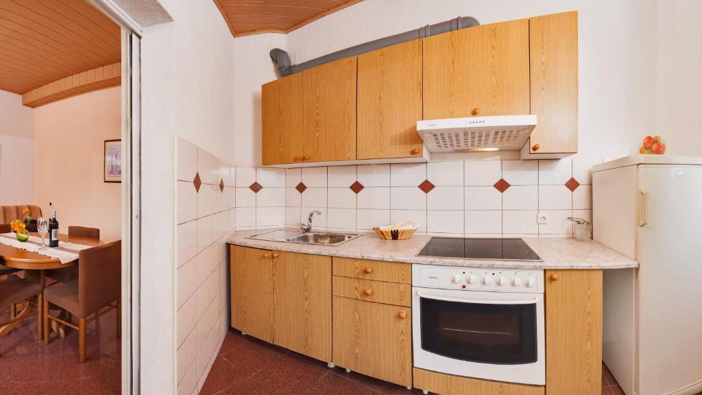 Kuchyňa alebo kuchynka v ubytovaní Beach Resort Apartments Bucina