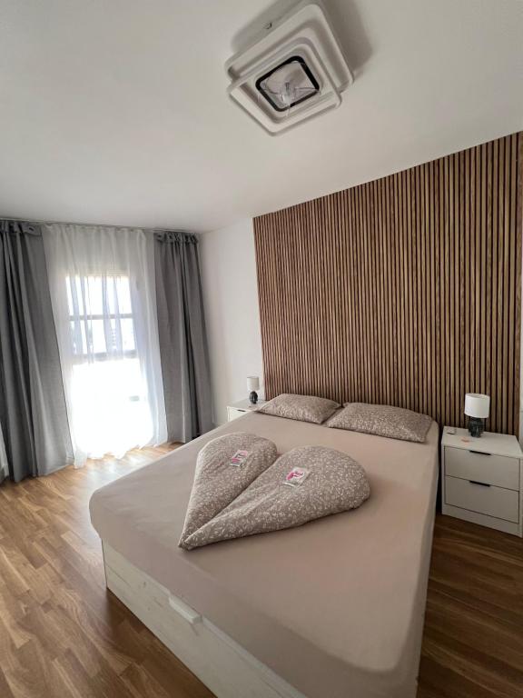un dormitorio con una cama con dos almohadas. en Heart of Las Americas, en Arona