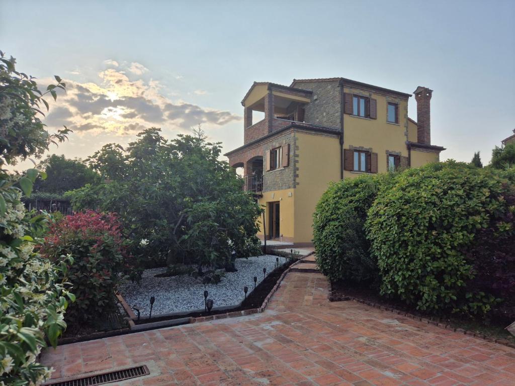 Κήπος έξω από το Villa Daniel