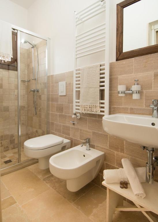 A bathroom at Antica Via Roma B&B E RELAX