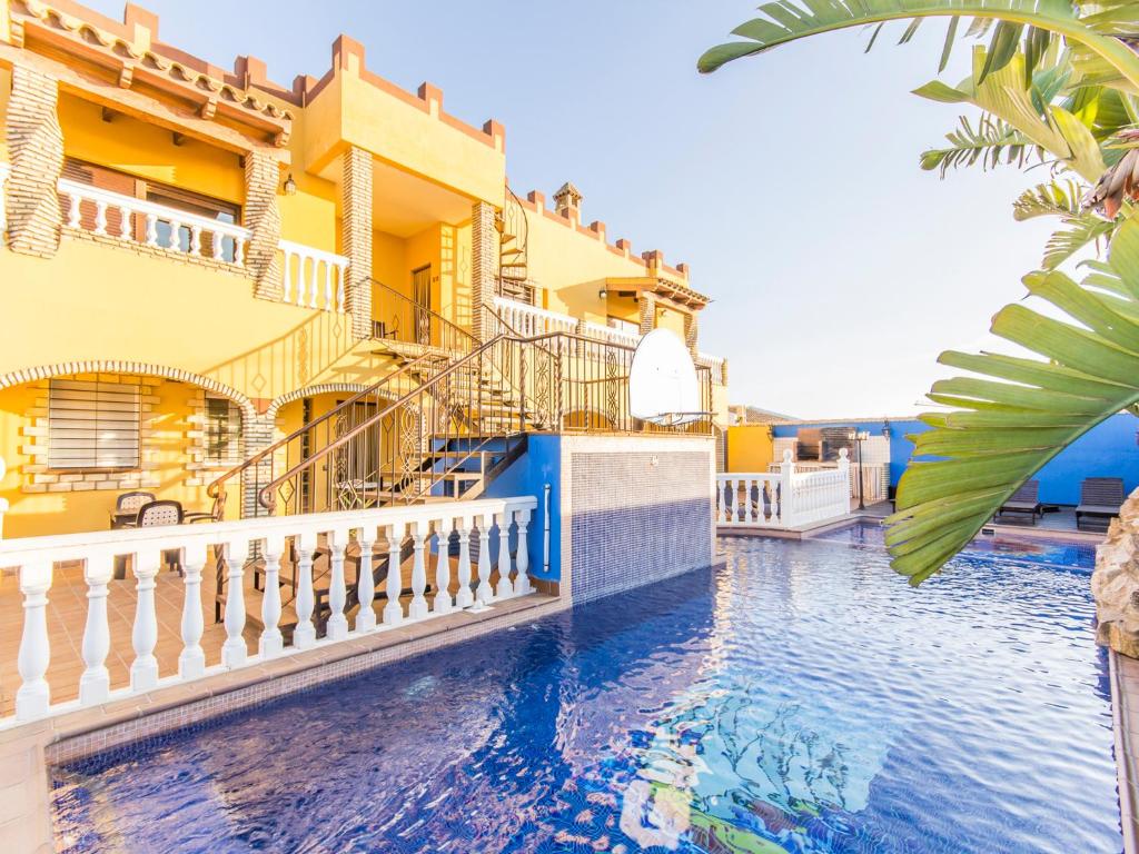 einem Pool vor einem Gebäude mit einem Resort in der Unterkunft Oasis de Cádiz in Conil de la Frontera