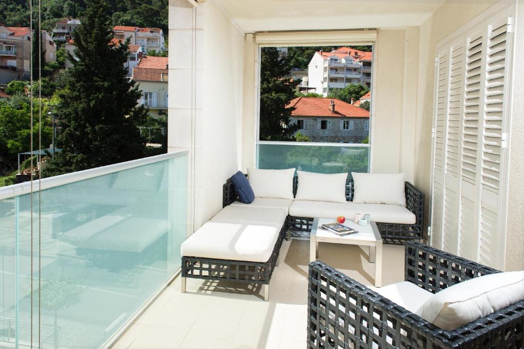 Bazén v ubytování Flowers Dubrovnik Luxury Apartments nebo v jeho okolí