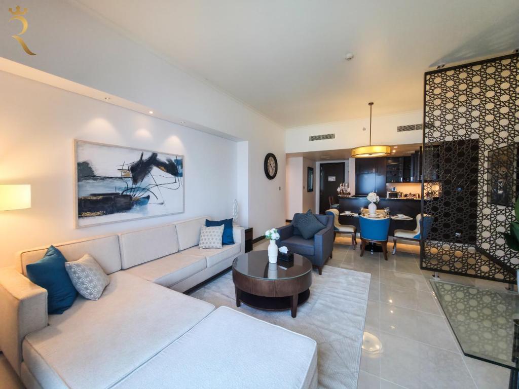 Un lugar para sentarse en Azure Crest 2BR - Luxurious Ocean View Apartment Near Marina Mall