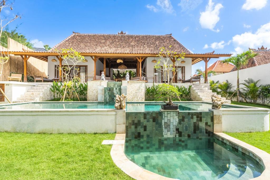 une villa avec piscine devant une maison dans l'établissement Villas Tirta Complex - Bingin, à Uluwatu