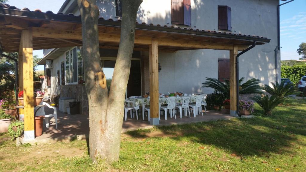 une terrasse avec une table et des chaises dans une maison dans l'établissement La Finestra Sul Cortile, à Pomezia