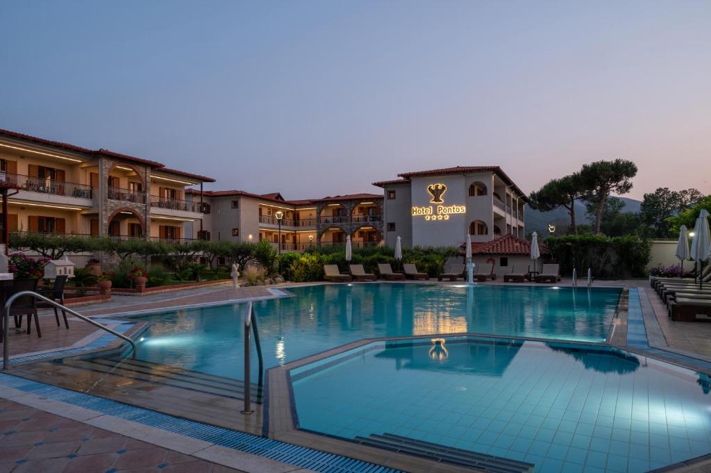 Bazén v ubytování Hotel Pontos nebo v jeho okolí