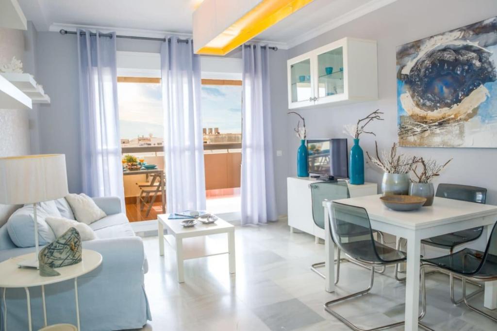 ein Wohnzimmer mit Sofa und Tisch in der Unterkunft Casa Consorcio | +Terraza y Paseo Marítimo in Barbate