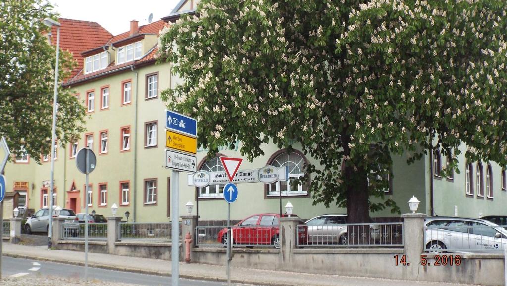 una calle con letreros delante de los edificios en Hotel Pension zur Tanne en Zwickau