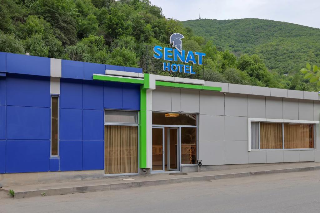 Nespecifikovaný výhled na hory nebo výhled na hory při pohledu z hotelu