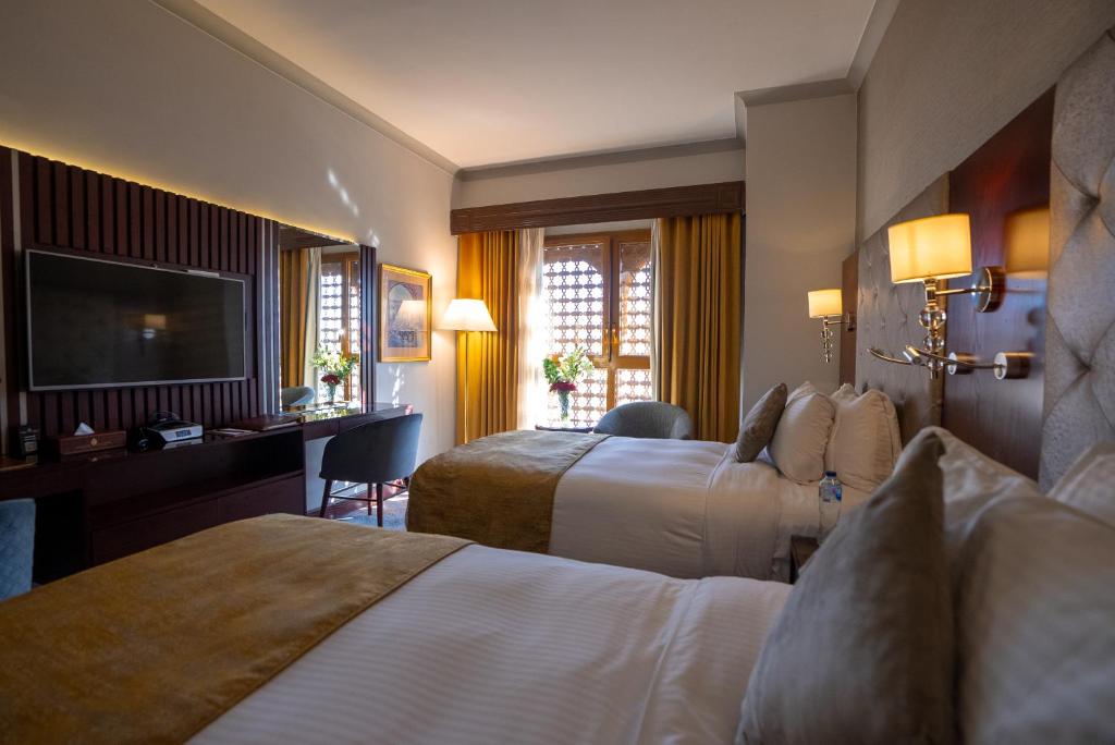 Dar Al Taqwa Hotel - Deluxe Twin Bed Room With City View