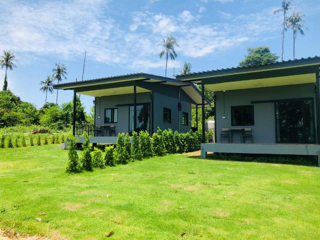 Κήπος έξω από το Baan Mak Phrao บ้านหมากพร้าว