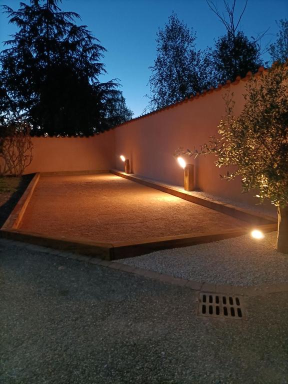 Fotografia z galérie ubytovania Charmant logis neuf équipé/Piscine/SPA/Sauna/Gym v destinácii Heyrieux