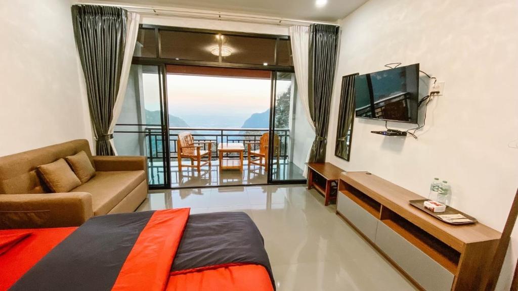 a room with a bed and a tv and a balcony at ที่พัก in Ban Ko Doi Tung