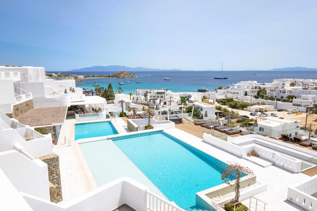 A piscina localizada em The George Hotel Mykonos ou nos arredores