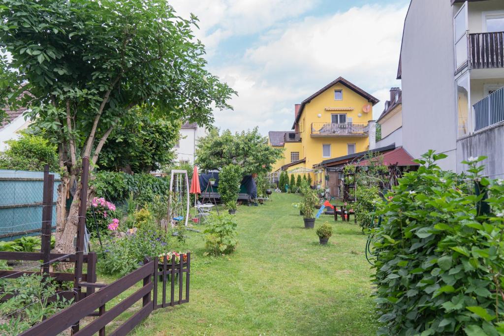 Zahrada ubytování revLIVING Apartments Gars am Kamp