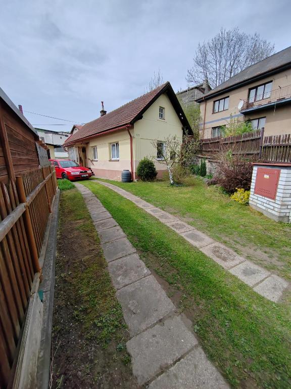 a yard with a fence and a house at Chalupa Chotěboř in Chotěboř