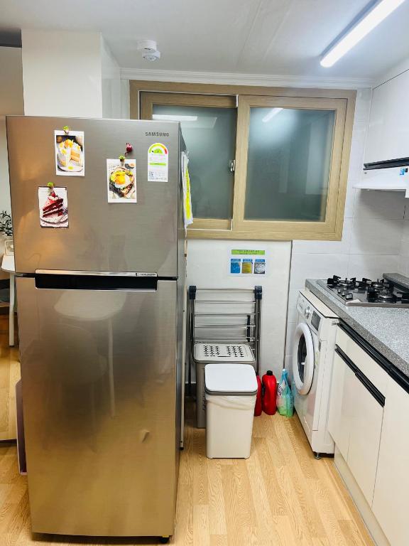 Kuchyň nebo kuchyňský kout v ubytování Hongdae station 5min Full option