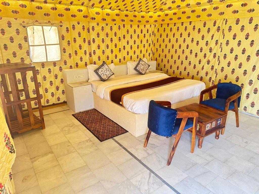 سرير أو أسرّة في غرفة في Desert island Camp & Resort Jaisalmer