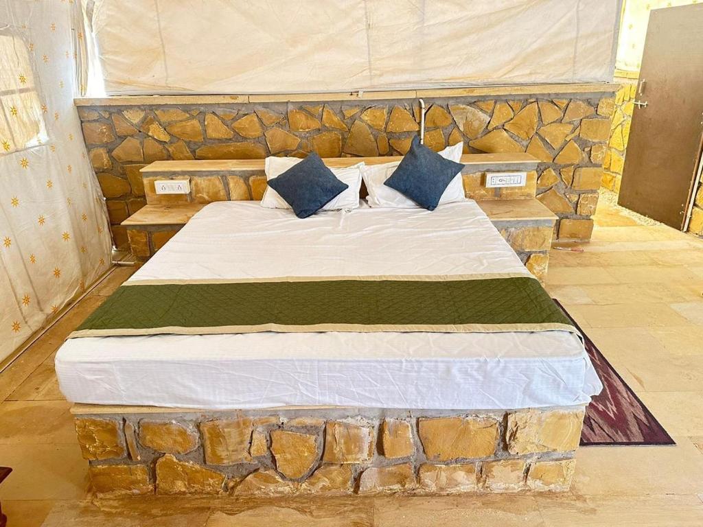سرير أو أسرّة في غرفة في Desert island Camp & Resort Jaisalmer