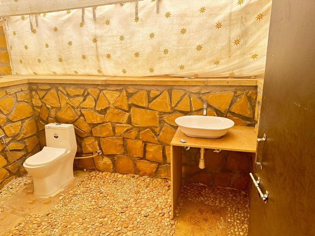 حمام في Desert island Camp & Resort Jaisalmer