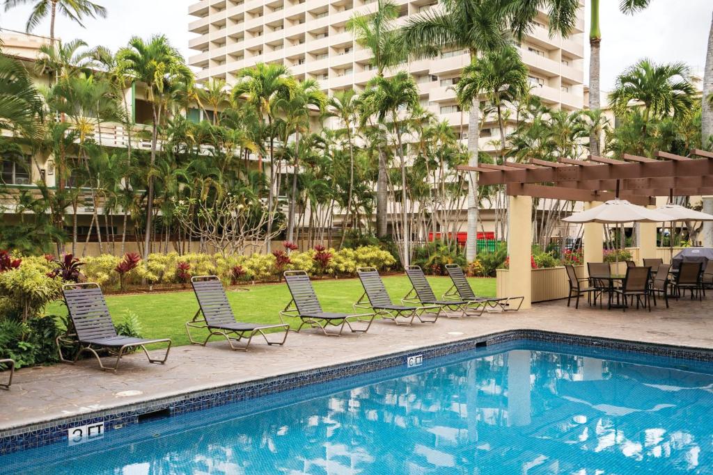 Bazén v ubytování Wyndham Royal Garden Waikiki 2BR Apartment with Resort Access nebo v jeho okolí