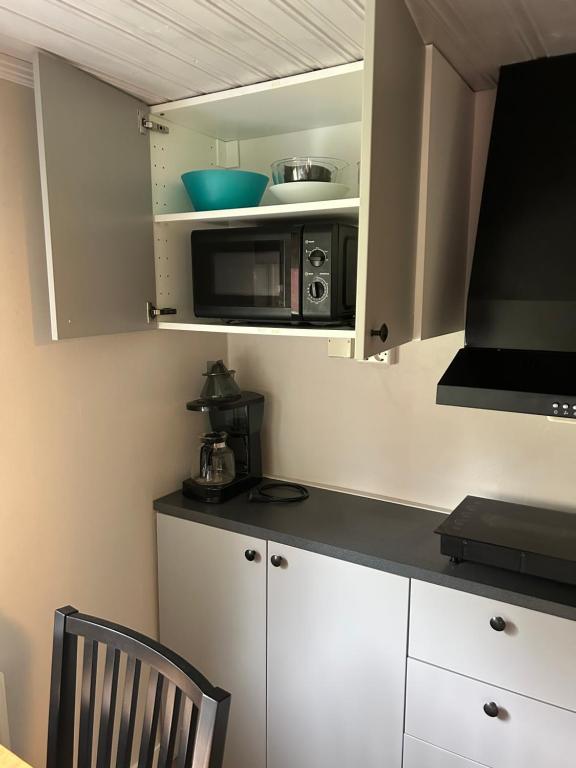 Cucina o angolo cottura di Gävle hel Lägenhet Stuga i 2 plan 28 m2 Centrum 3 Furuvik 9