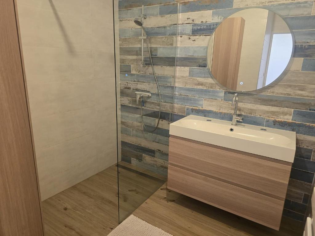 une salle de bain avec un lavabo et un miroir dans l'établissement luxueux appart moderne et spacieux, parking plage, à Carry-le-Rouet
