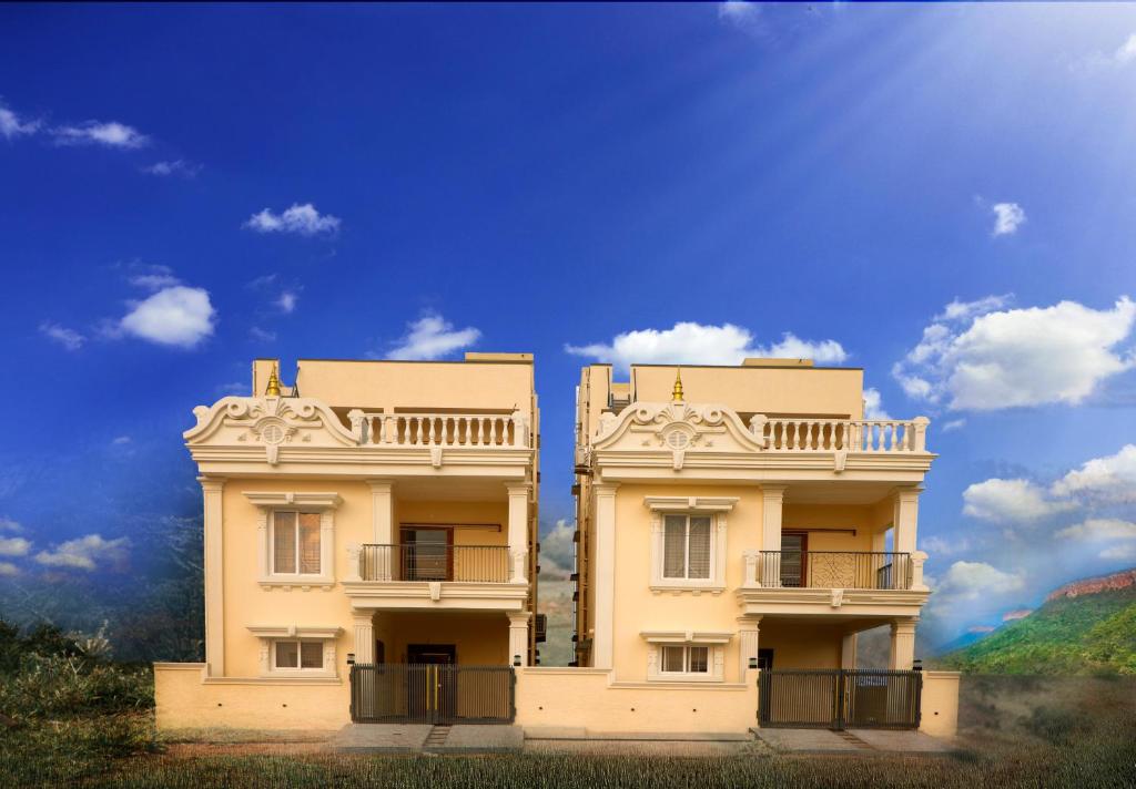 un edificio con due balconi sul lato di Luxury Villa Stays a Tirupati