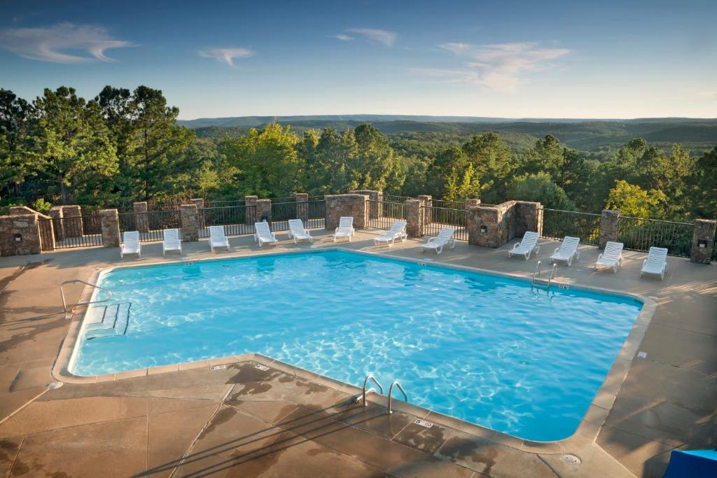 einen großen Pool mit Stühlen und Aussicht in der Unterkunft Wyndham Fairfield Bay 2BR Apartment with Resort Access in Fairfield Bay