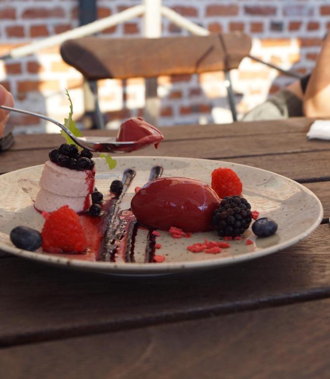 un dessert su un piatto su un tavolo di legno di Bäckaskog Slott a Fjälkinge