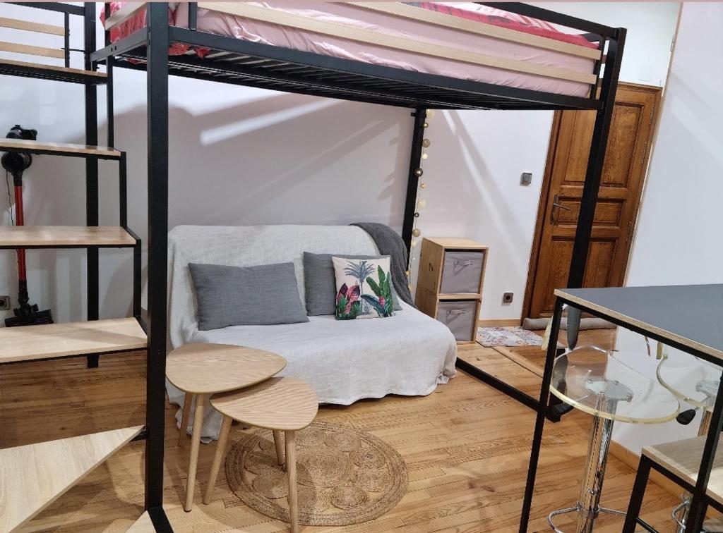 - une chambre avec des lits superposés, une table et des chaises dans l'établissement CHIC & MODERNE au coeur de la vie embrunaise, à Embrun