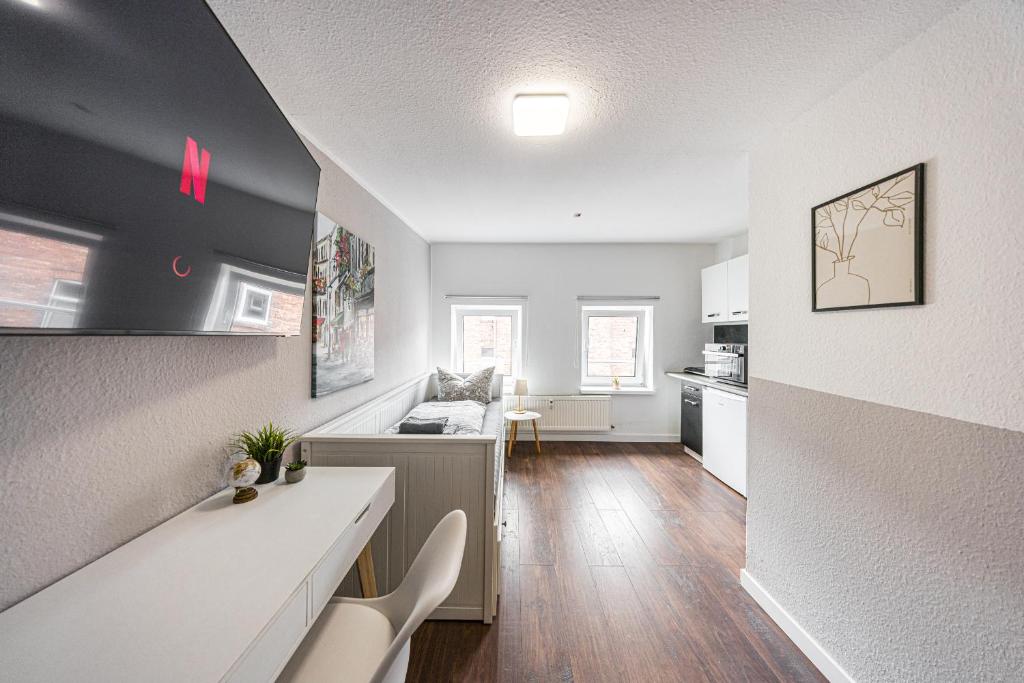 a kitchen and living room with a table and chairs at LS 3-Apartments Hauptbahnhof Halle in Halle an der Saale