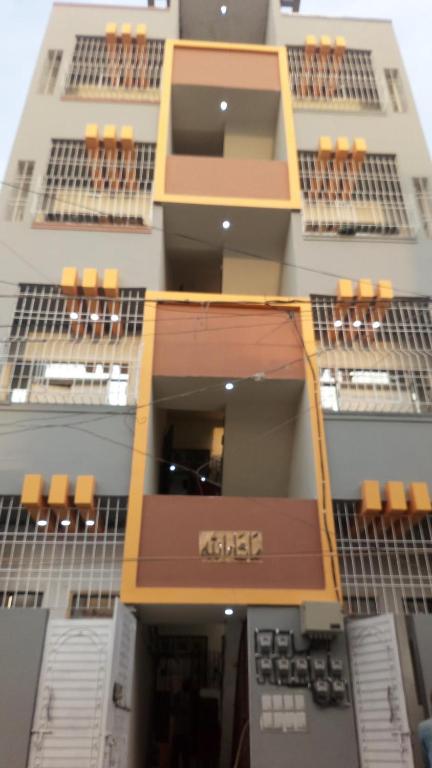 ein Gebäude mit einem Gebäude mit Stühlen darauf in der Unterkunft FASTCOM Flat in Karatschi