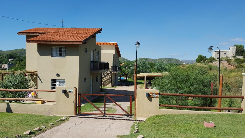 una casa con una puerta delante de ella en La Serena Cabañas en Potrero de los Funes