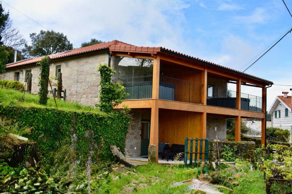 ein Haus auf einem Hügel mit in der Unterkunft Assento Gerês - Grand Eco-Retreat - jacuzzi views in Lindoso