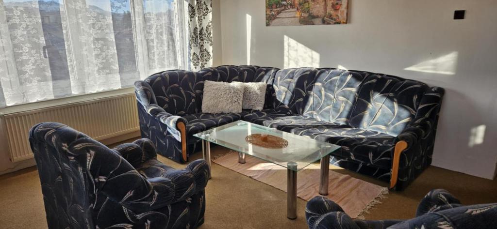 a living room with a couch and a table at Apartmán Siuzen in Brezno