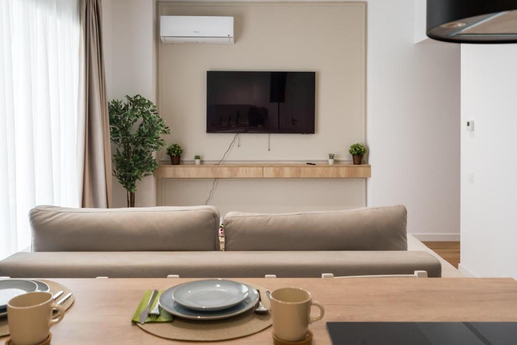 un salon avec un canapé et une télévision dans l'établissement Wheat of coffee with KING BED in OCP, à Bucarest