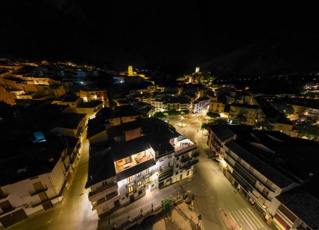 widok miasta nocą z lotu ptaka w obiekcie Hostal Boutique Cazorla Bakery w mieście Cazorla