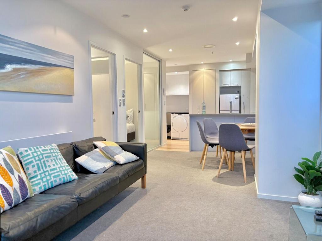 Sky Tower Views High-Floor Apt Pool Gym Access - Resim 12