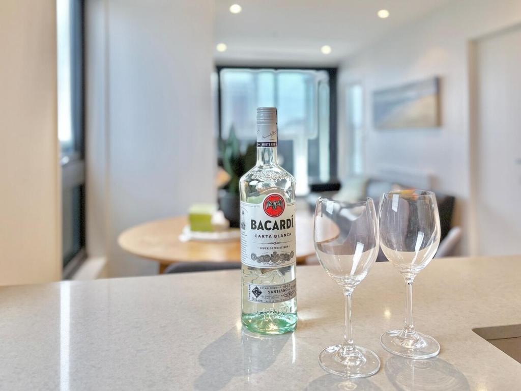 Sky Tower Views High-Floor Apt Pool Gym Access - Resim 13