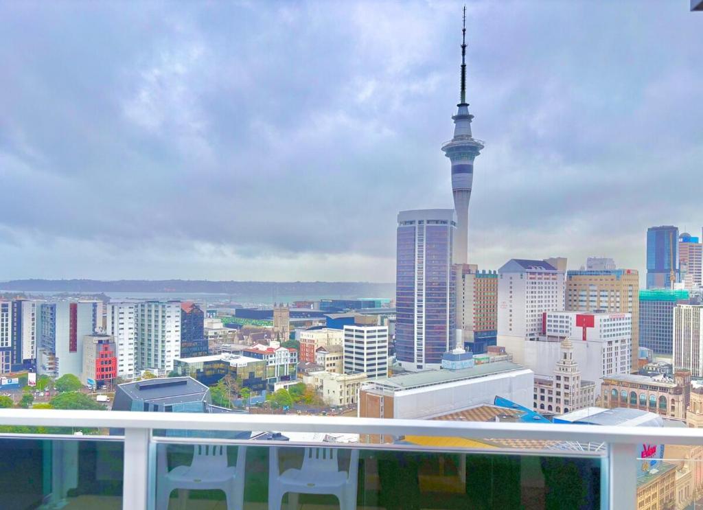 Sky Tower Views High-Floor Apt Pool Gym Access - Resim 24